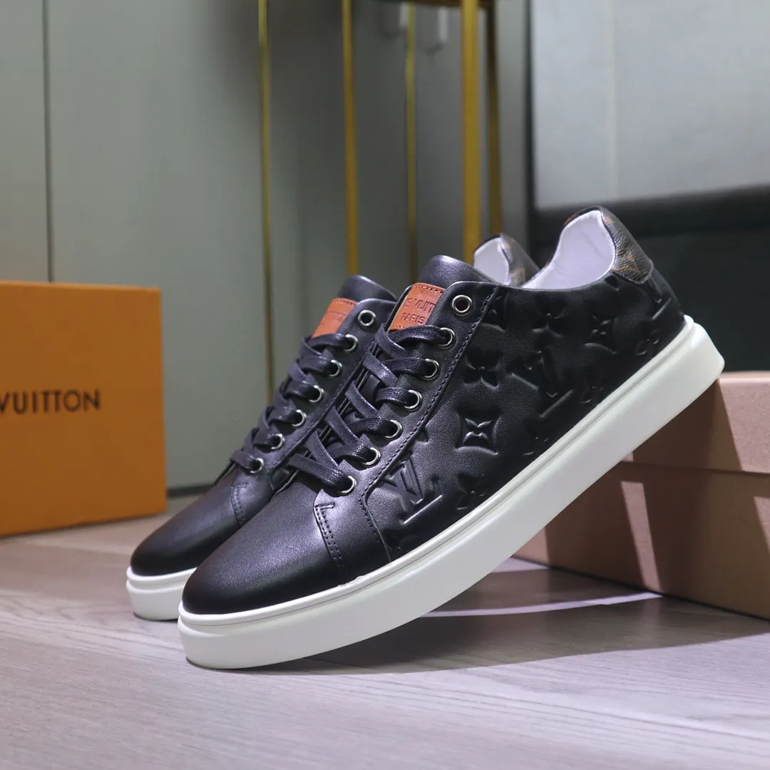 Factory price: 400💰 LV's latest casual men's shoes👉 👉 Popular casual fashion style, 💞 Simple and elegant style, 🔊 The fabric is made of imported cowhide, ☑️Comfortable sheepskin lining, original wear-resistant rubber outsole, the classic model in the counter is taken in kind, code number: 38-44, (45 can be customized)